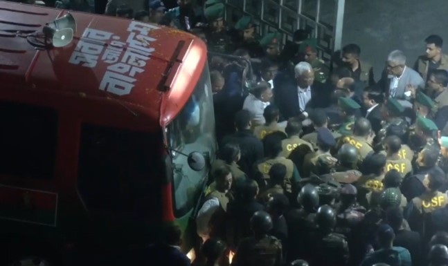 মা কে দেখতে এভারকেয়ার হাসপাতালে তারেক রহমান